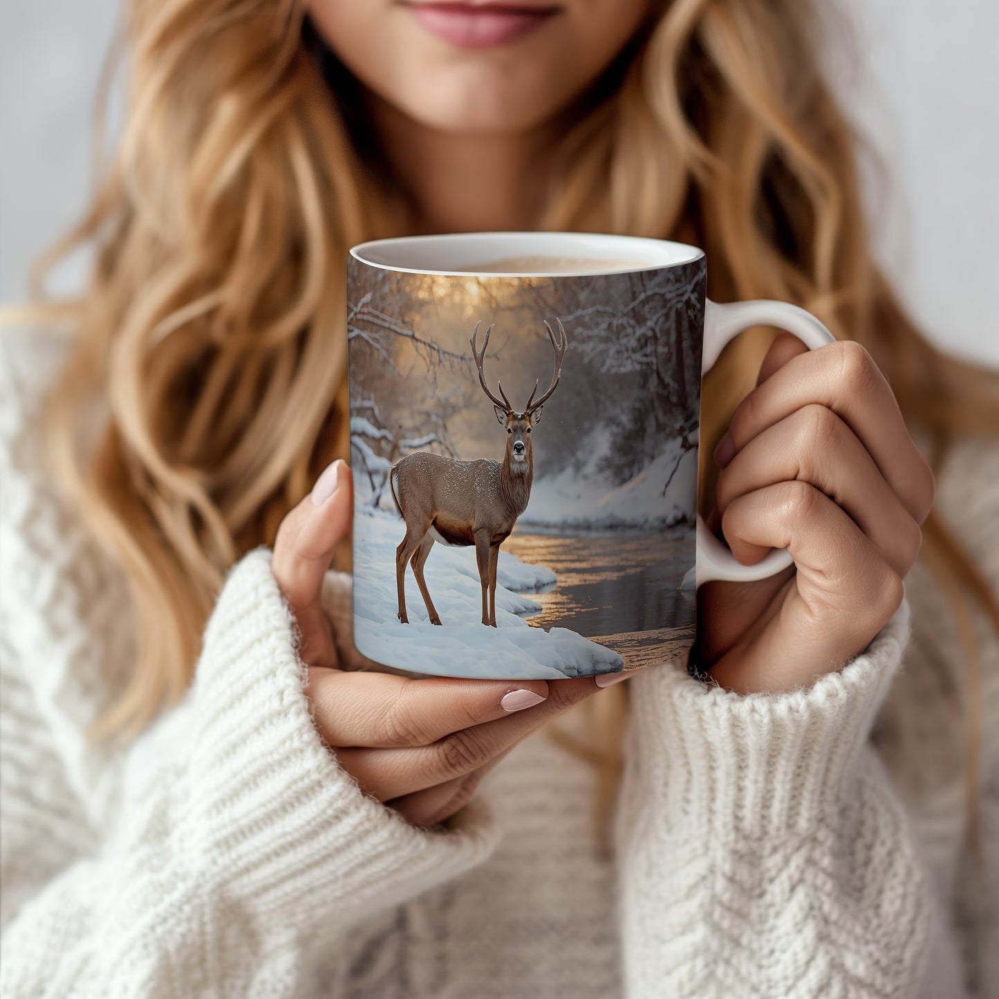 Hrnek s vánočním motivem – jelen u zimního potoka