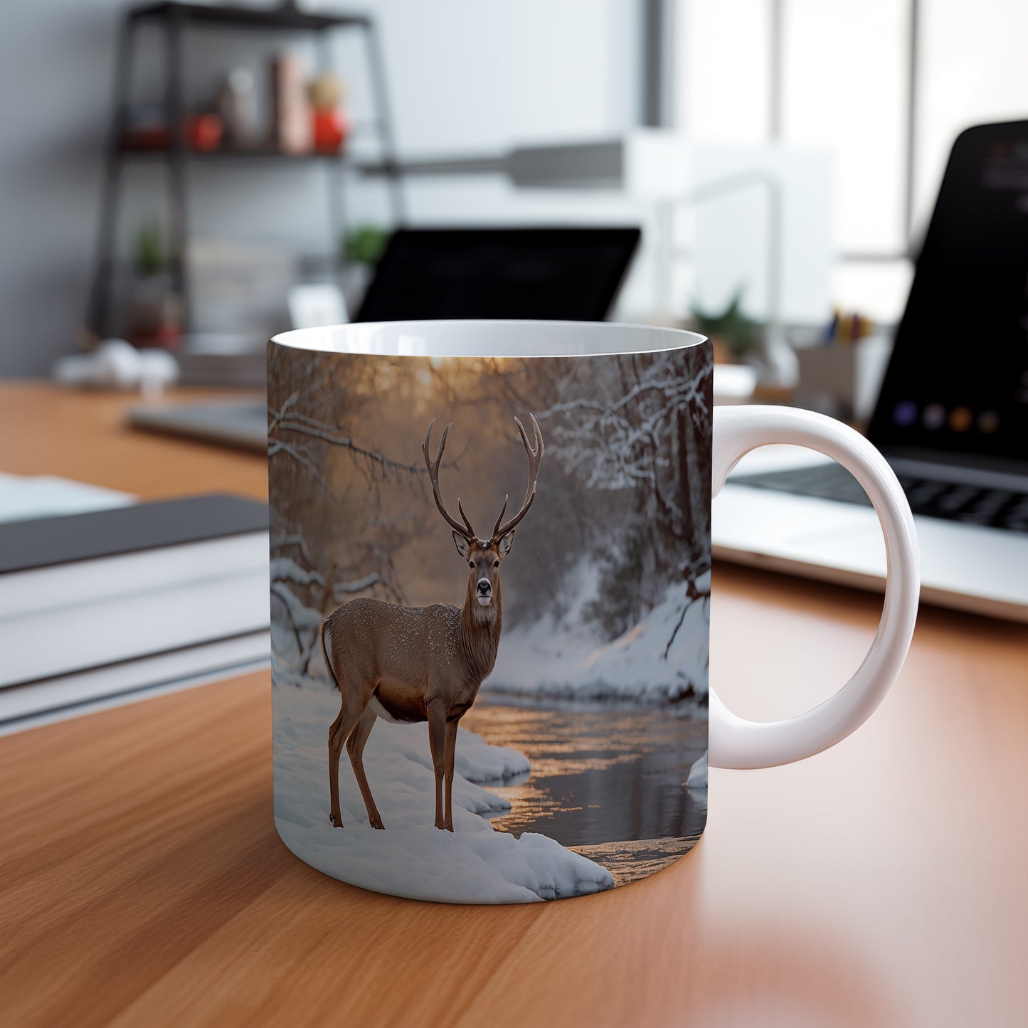 Hrnek s vánočním motivem – jelen u zimního potoka