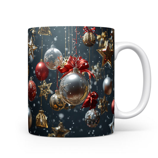 Hrnek s vánočními červenými a zlatými ozdobami.