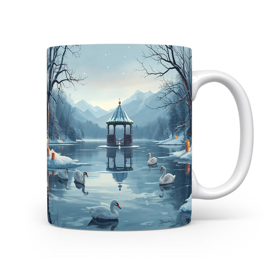 Vánoční hrnek s labutěmi na jezeře.