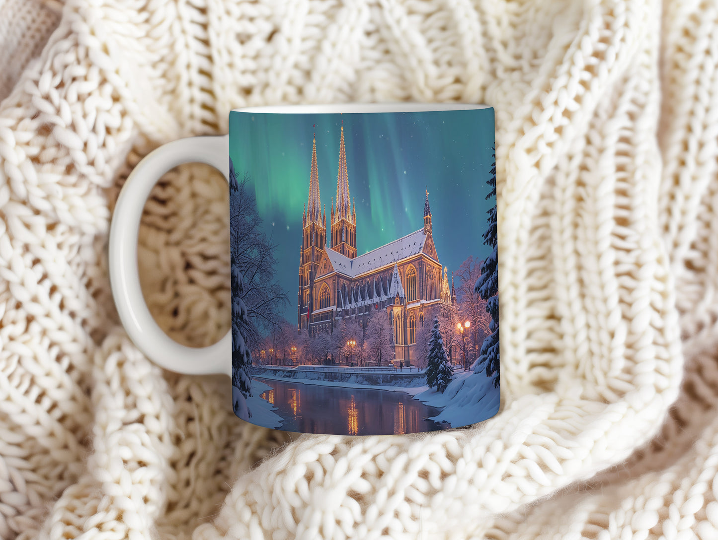 Hrnek s vánočním motivem – katedrála pod polární září – sníh, katedrála – varianta 02