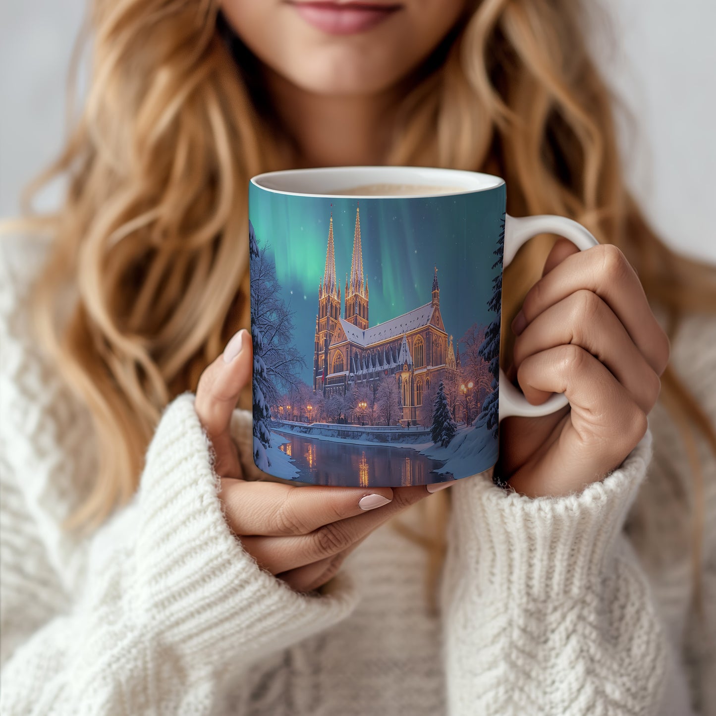 Hrnek s vánočním motivem – katedrála pod polární září – sníh, katedrála – varianta 02