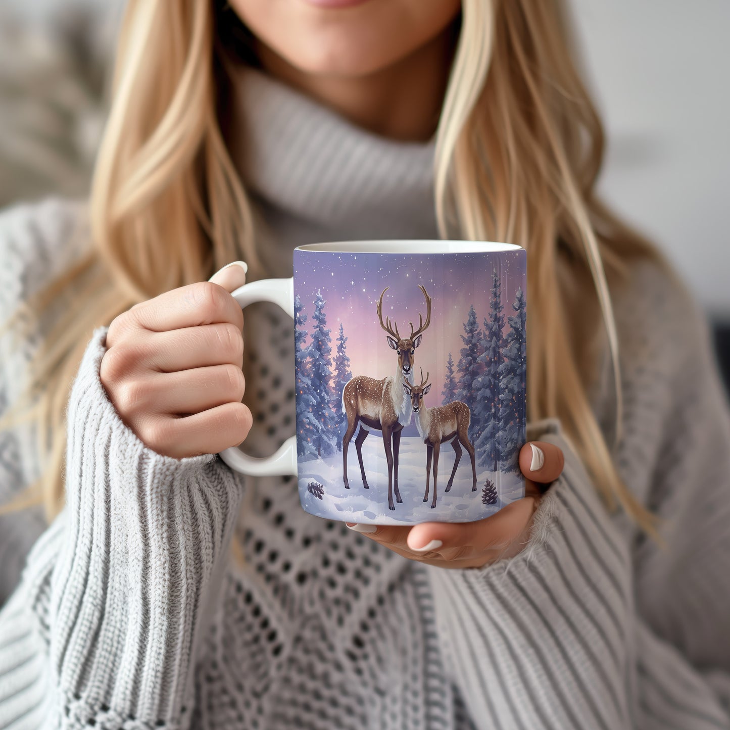 Hrnek s vánočním motivem – sobi v zasněženém lese – sníh, jeleni