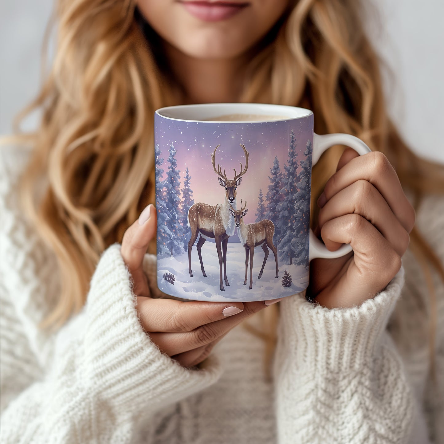 Hrnek s vánočním motivem – sobi v zasněženém lese – sníh, jeleni