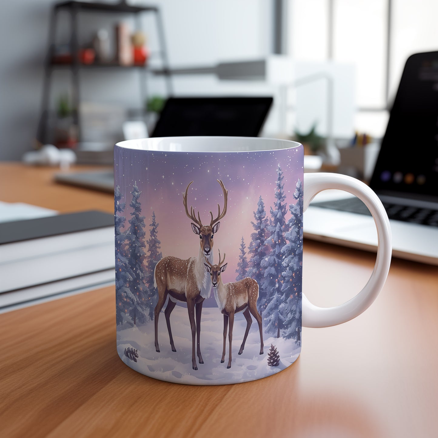 Hrnek s vánočním motivem – sobi v zasněženém lese – sníh, jeleni