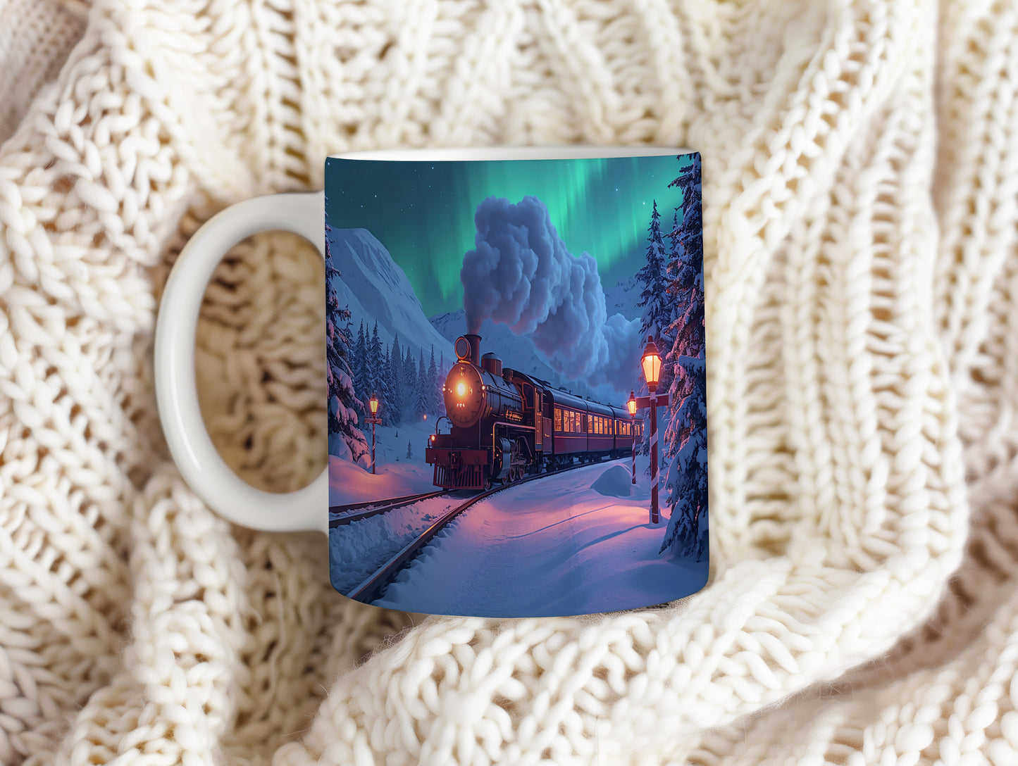 Hrnek s vánočním motivem – noční vlak v horách – sníh, vlak, polární záře