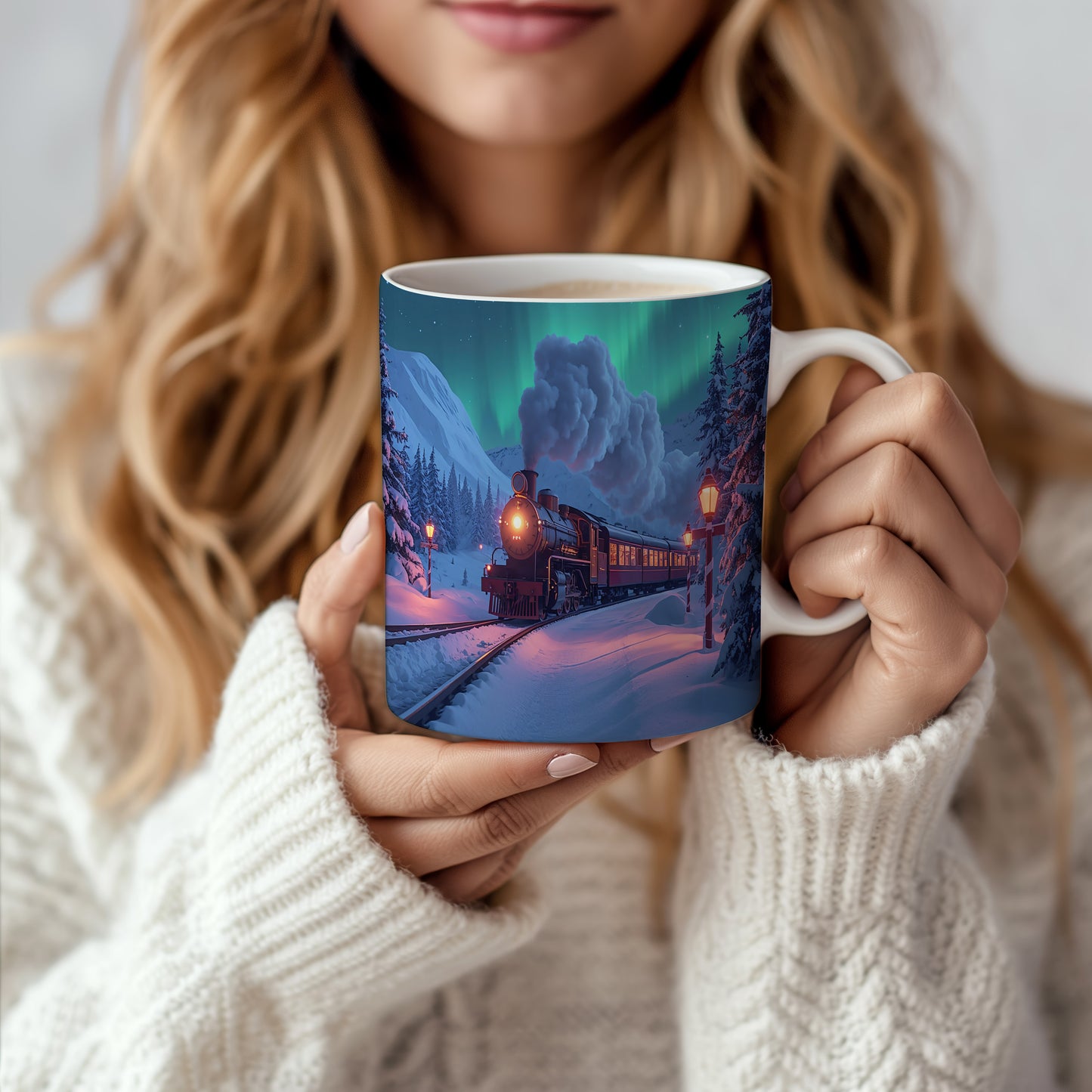Hrnek s vánočním motivem – noční vlak v horách – sníh, vlak, polární záře