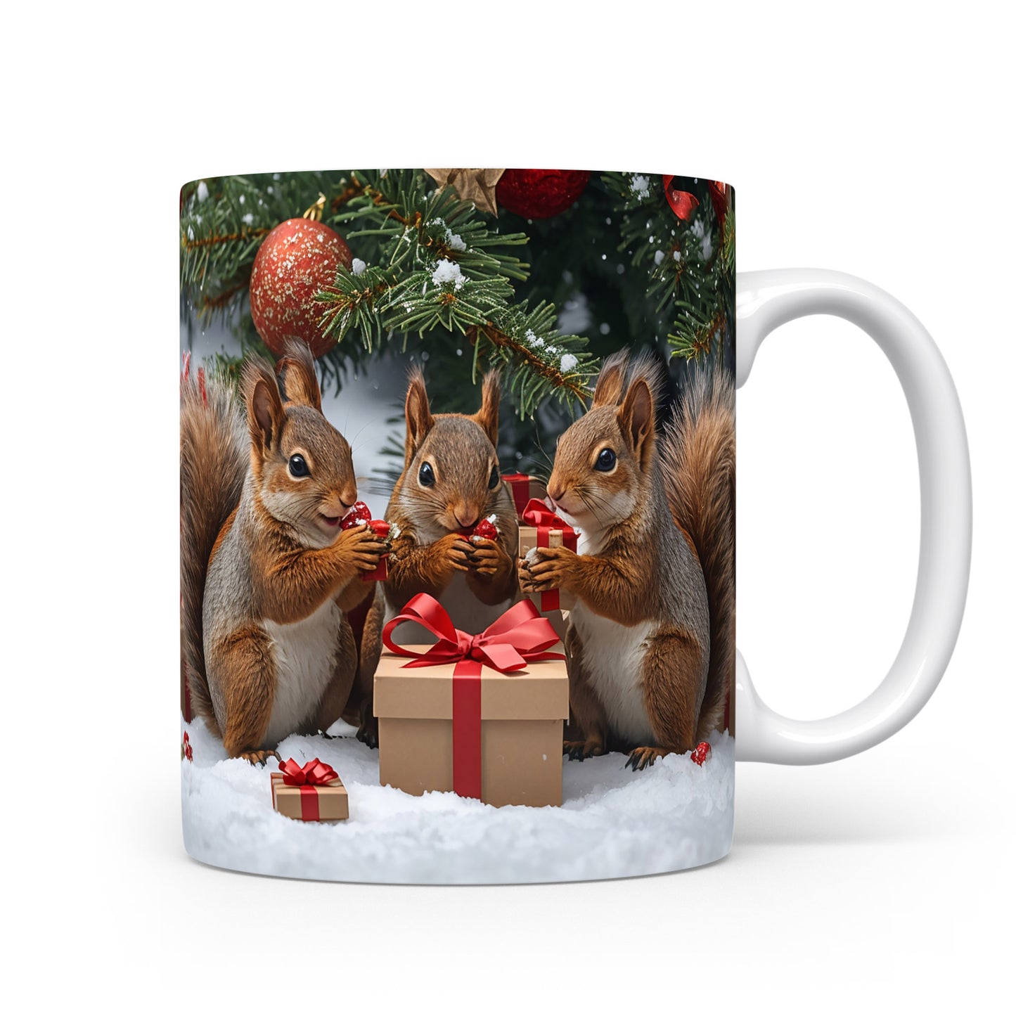 Vánoční hrnek s veverkami a dárky.