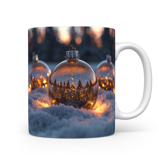 Hrnek s vánočními koulemi na sněhu.