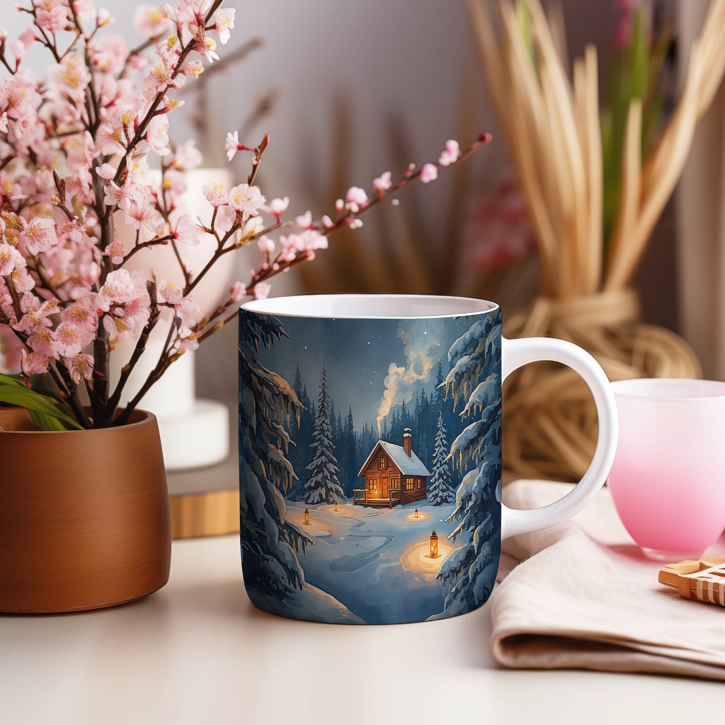 Hrnek s vánočním motivem – zimní les s chaloupkou