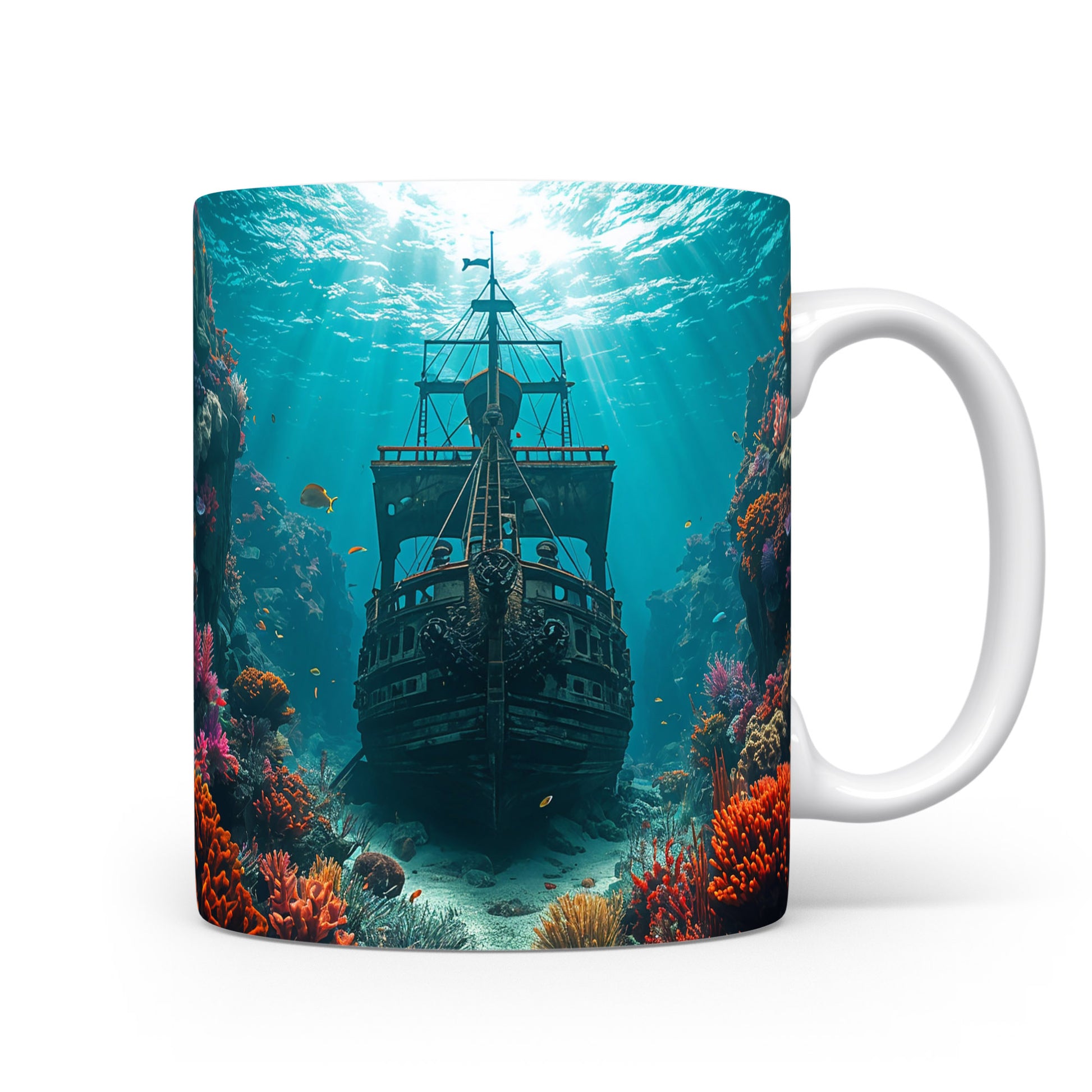 Hrnek s podmořskou scénou potopené lodi a korálů