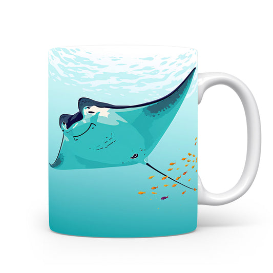 Manta plující v tyrkysovém oceánu se zlatými rybkami