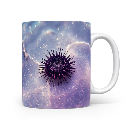 Fialový mořský ježek v třpytivém oceánu