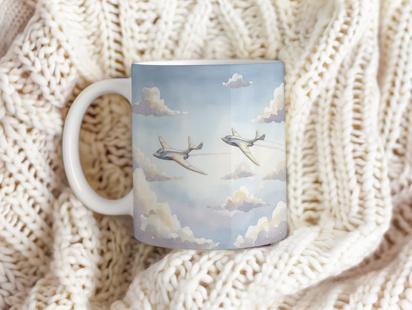 Hrnek s elegantními letadly v oblacích