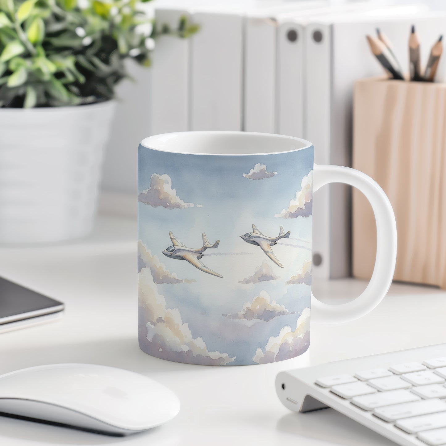 Hrnek s elegantními letadly v oblacích