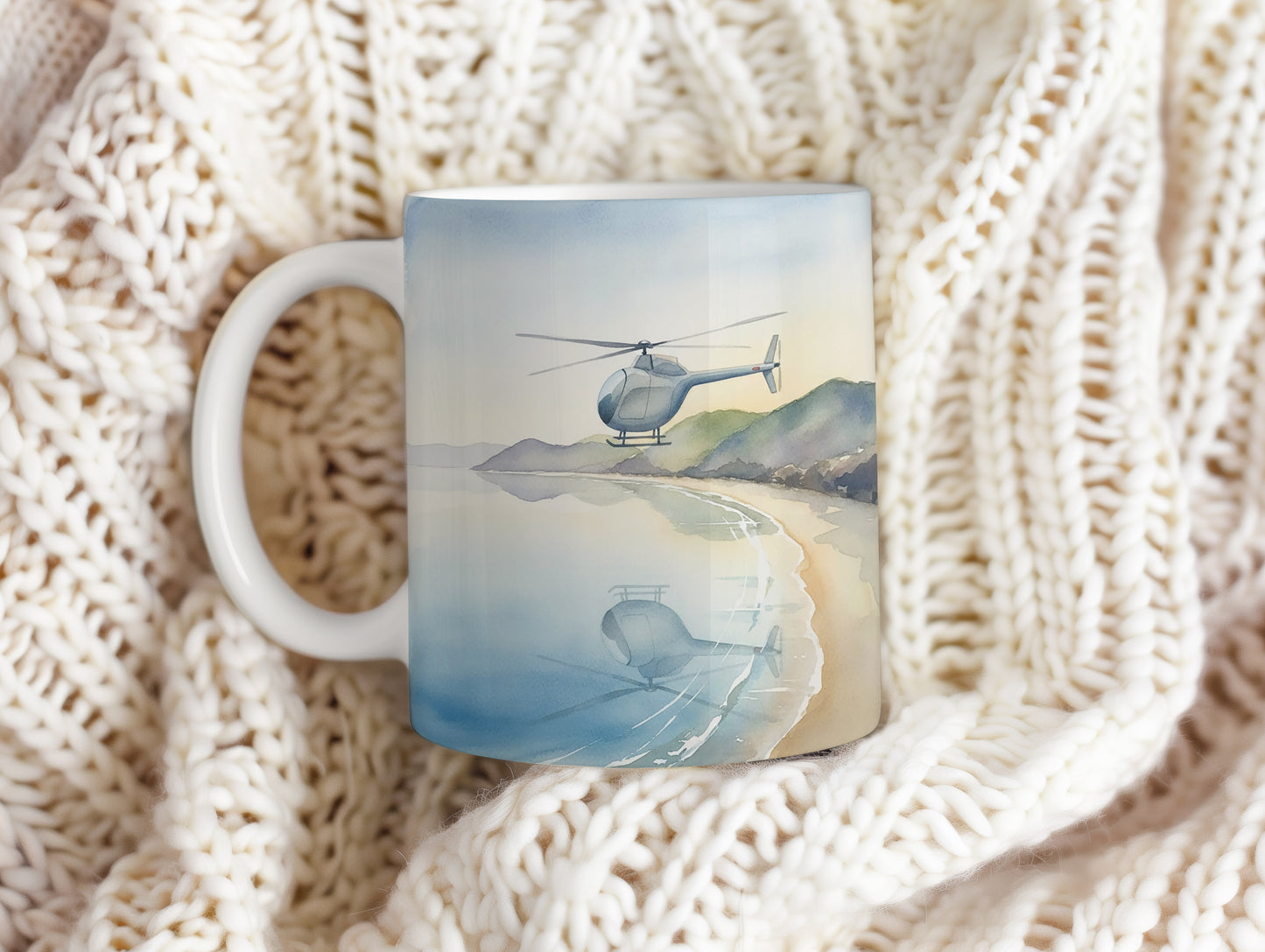 Hrnek s akvarelovou helikoptérou nad pobřežím