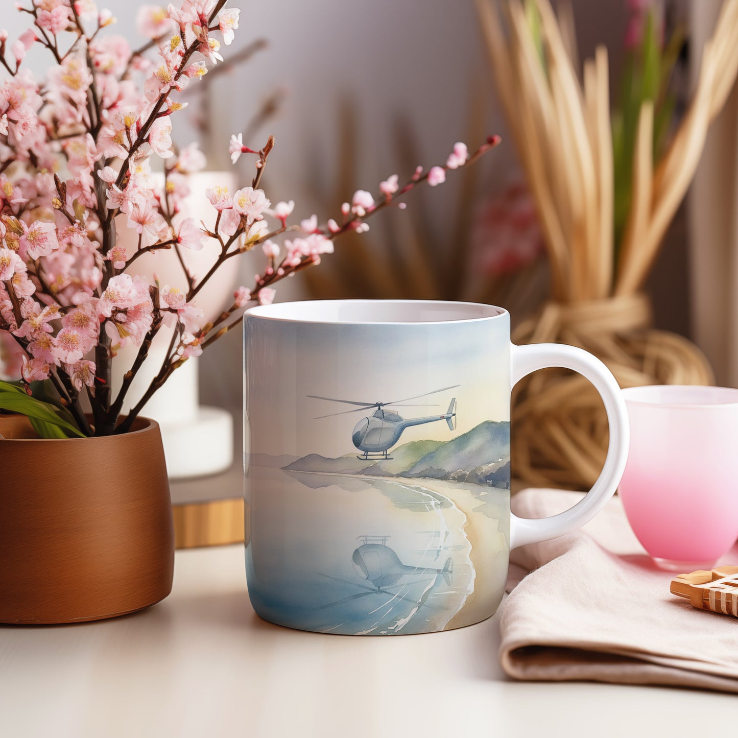 Hrnek s akvarelovou helikoptérou nad pobřežím