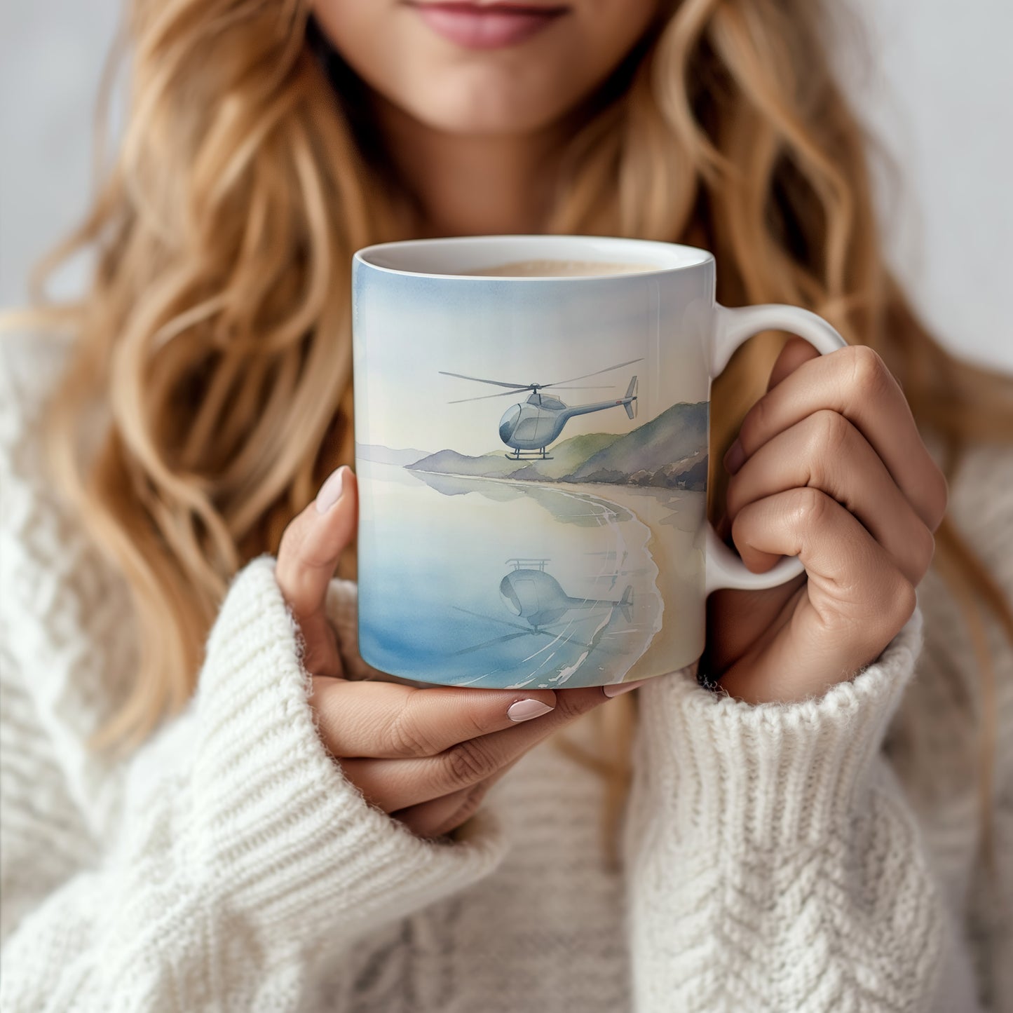 Hrnek s akvarelovou helikoptérou nad pobřežím