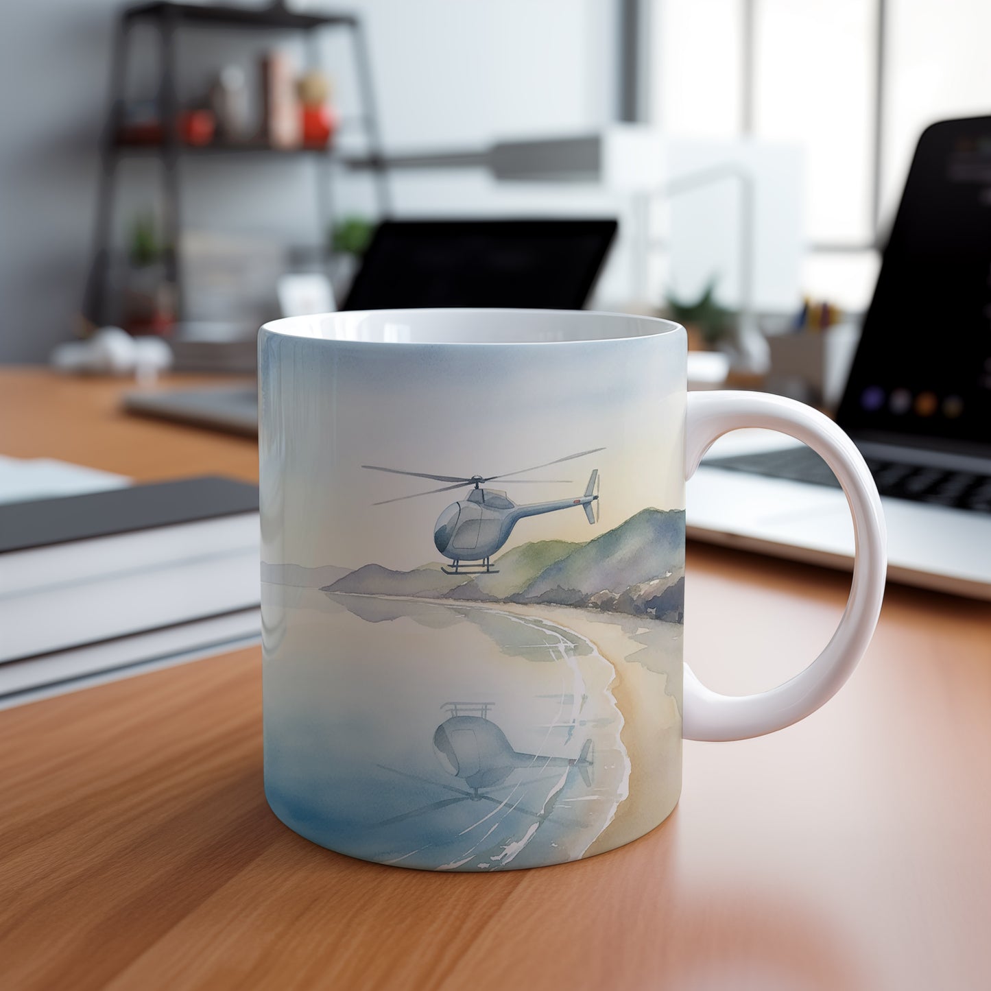 Hrnek s akvarelovou helikoptérou nad pobřežím