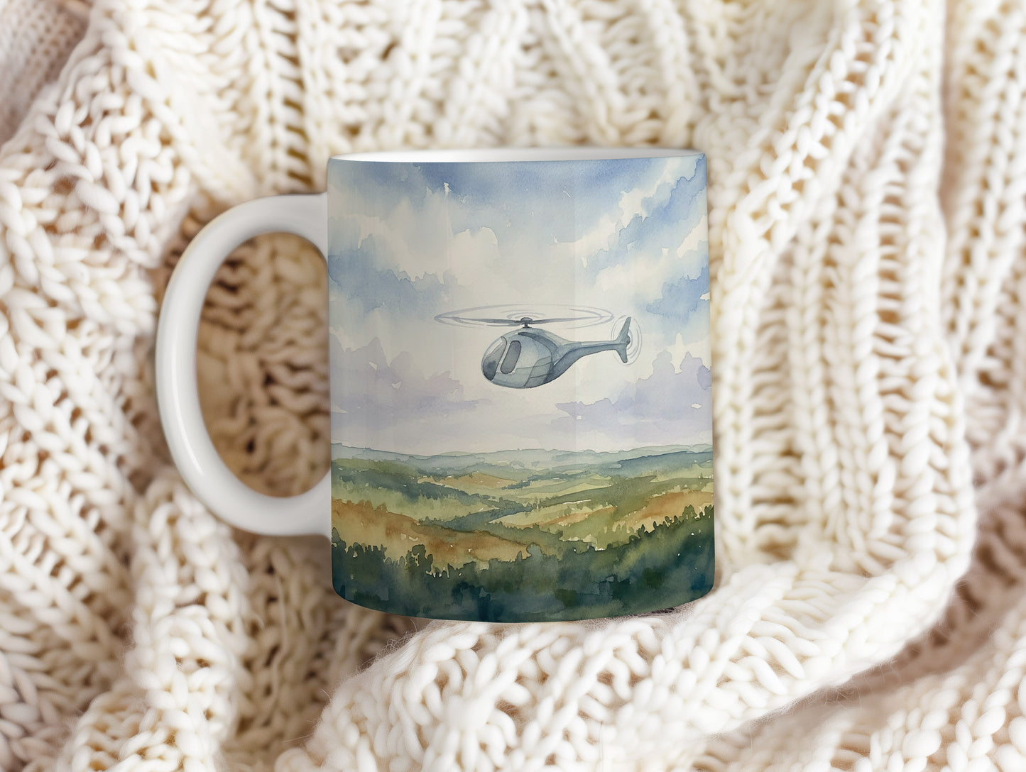 Hrnek s akvarelovým vrtulníkem nad krajinou