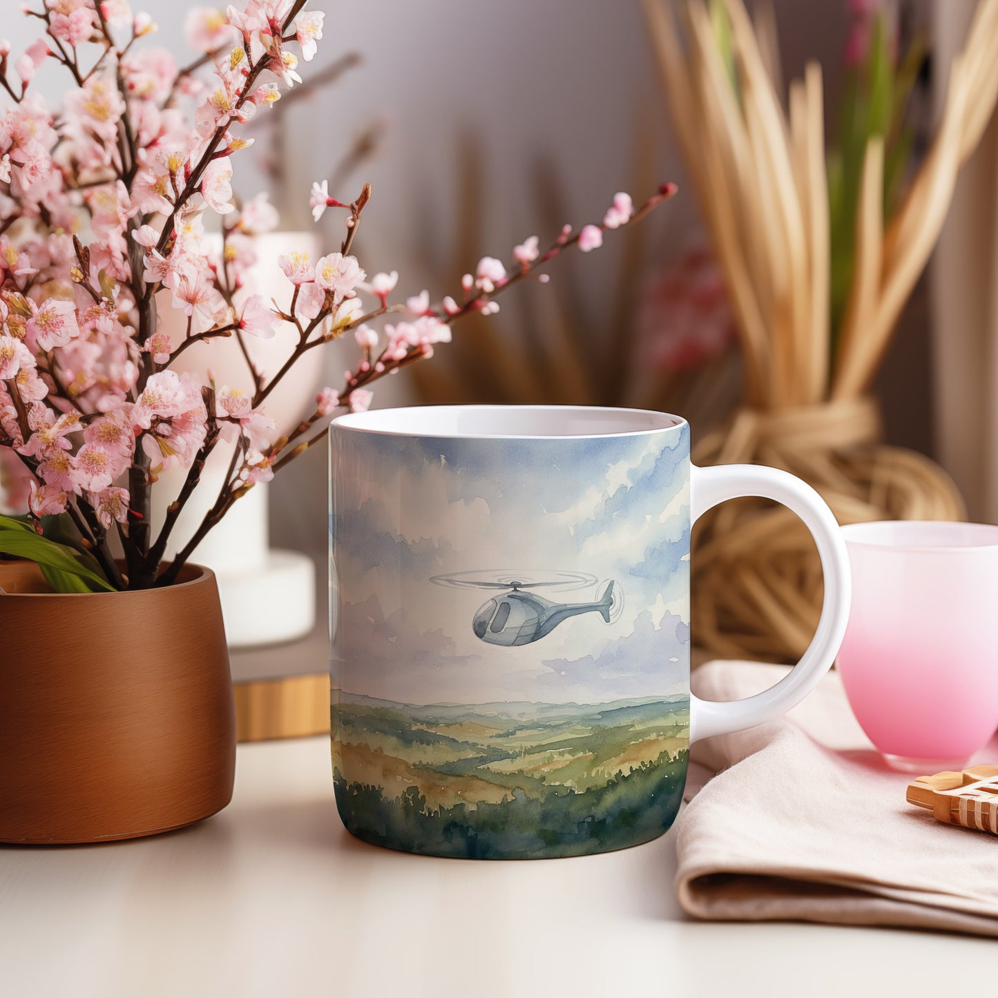 Hrnek s akvarelovým vrtulníkem nad krajinou