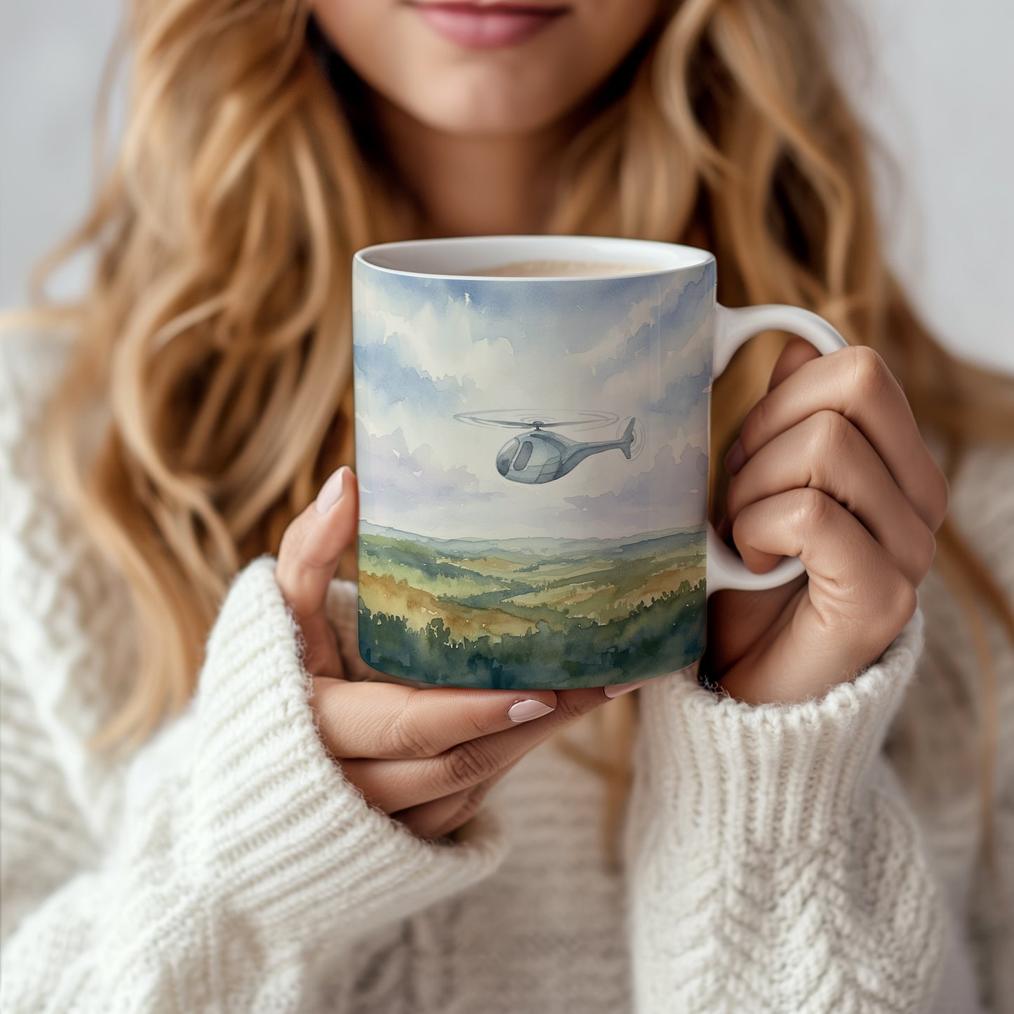 Hrnek s akvarelovým vrtulníkem nad krajinou