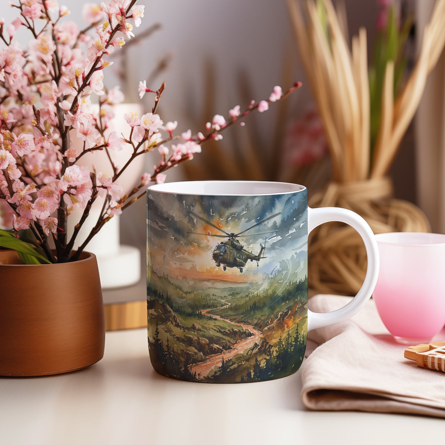 Hrnek s helikoptérou nad krajinou