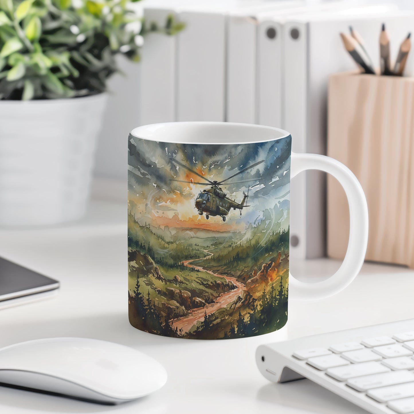 Hrnek s helikoptérou nad krajinou