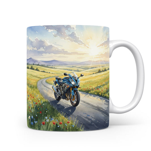 Hrnek s motorkou na venkovské cestě