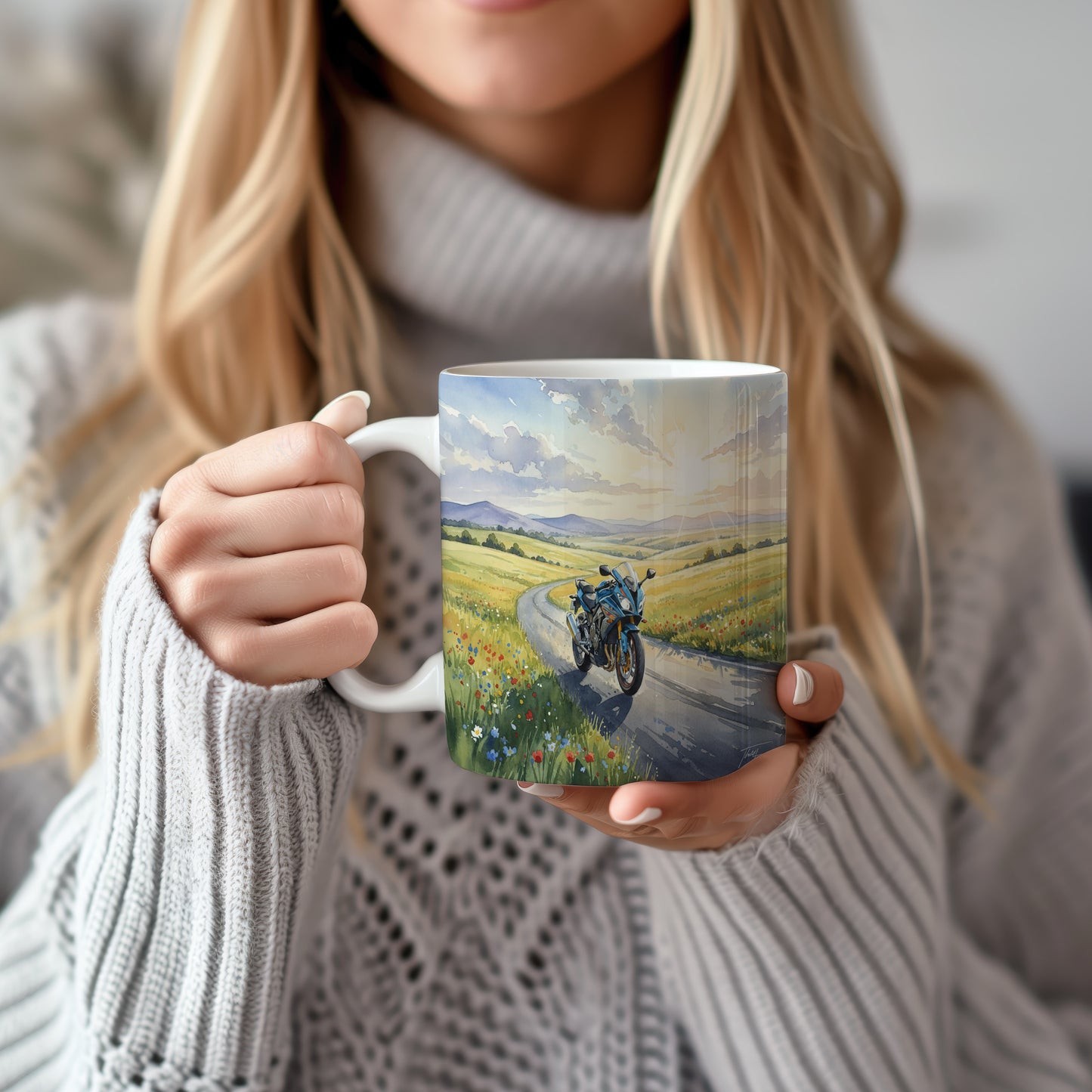 Hrnek s akvarelovou motorkou na venkovské cestě