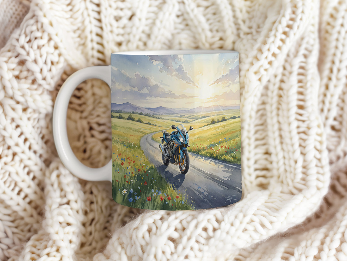 Hrnek s akvarelovou motorkou na venkovské cestě