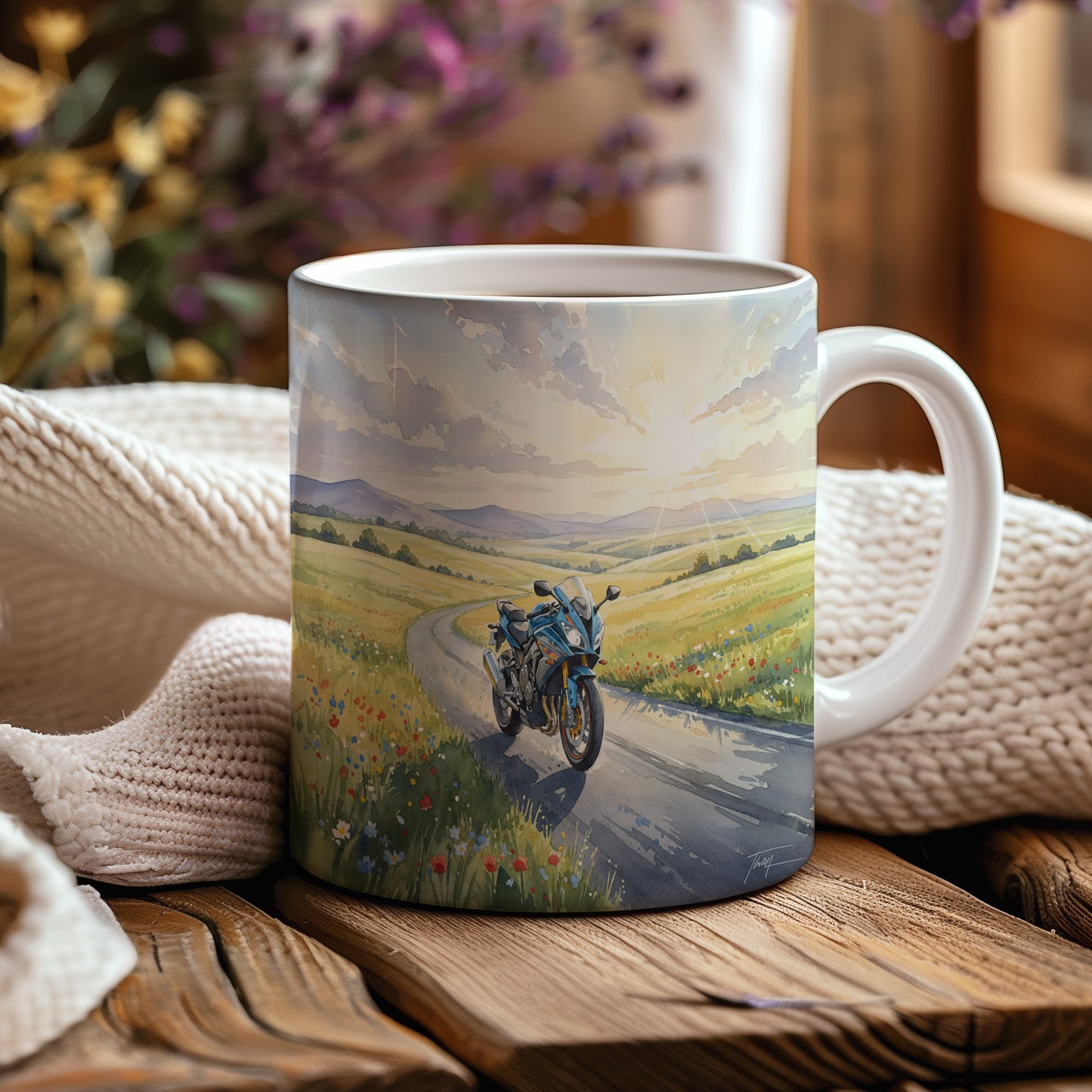 Hrnek s akvarelovou motorkou na venkovské cestě