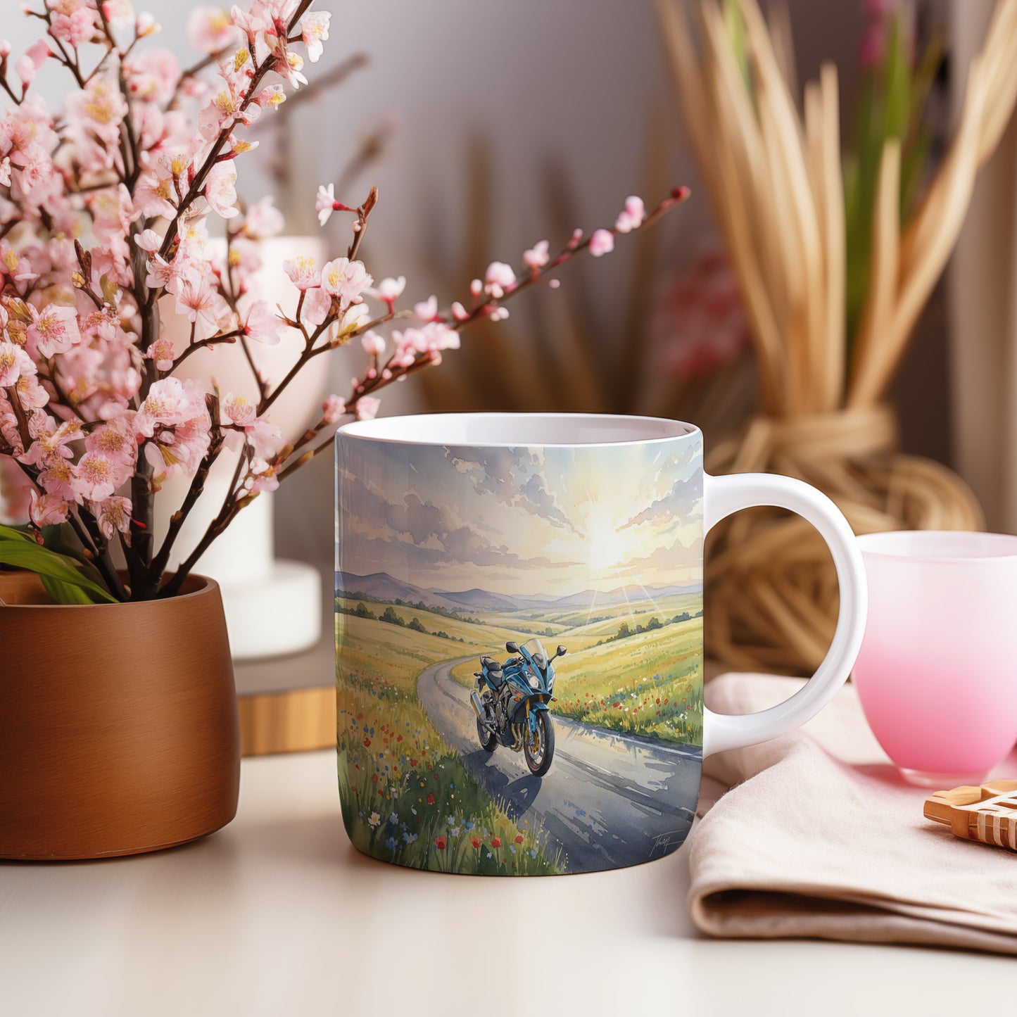 Hrnek s akvarelovou motorkou na venkovské cestě