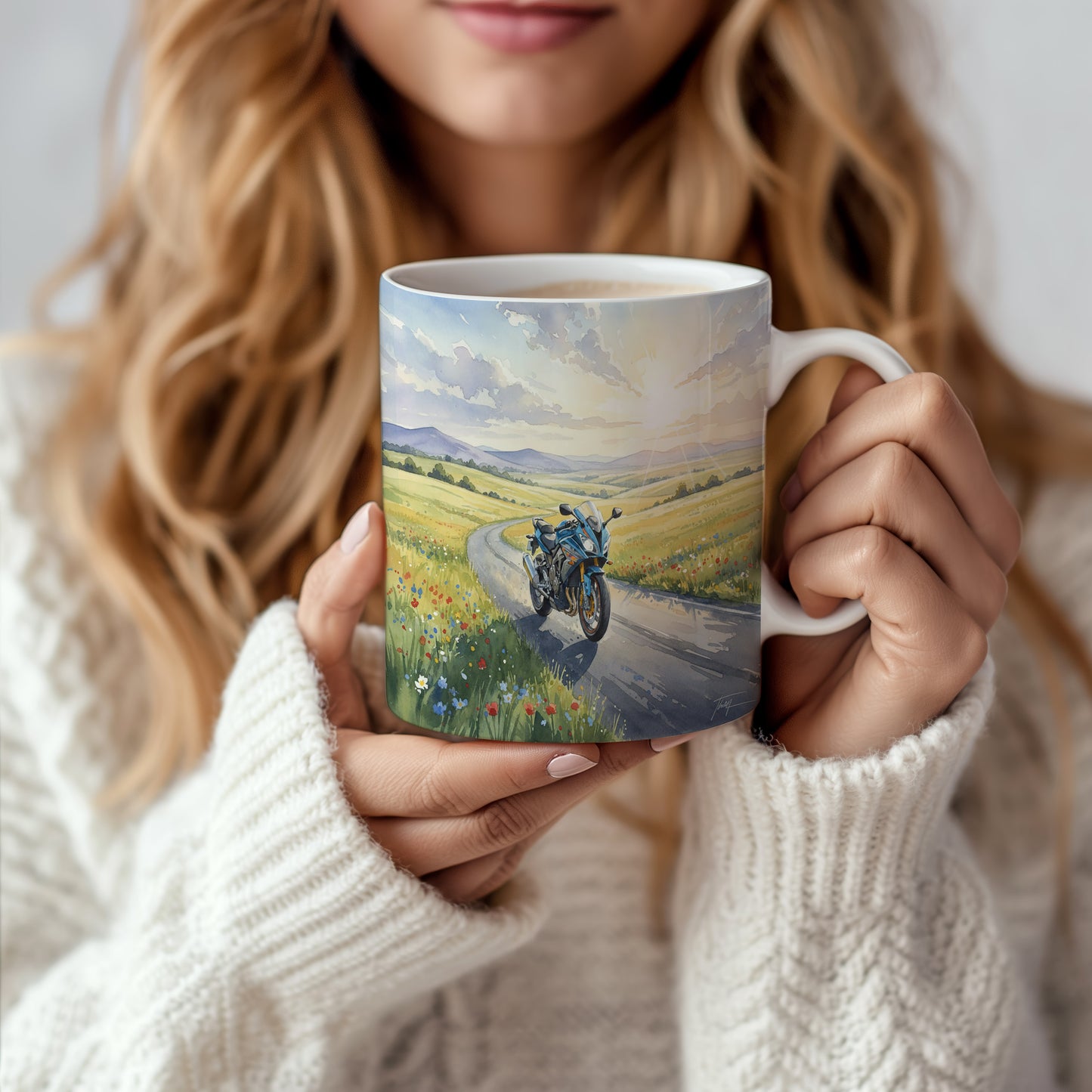 Hrnek s akvarelovou motorkou na venkovské cestě