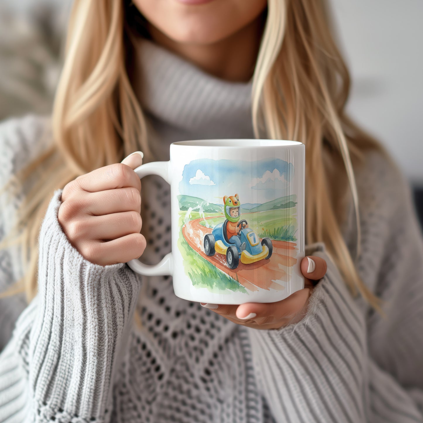 Hrnek s veselou motokárou na závodní dráze