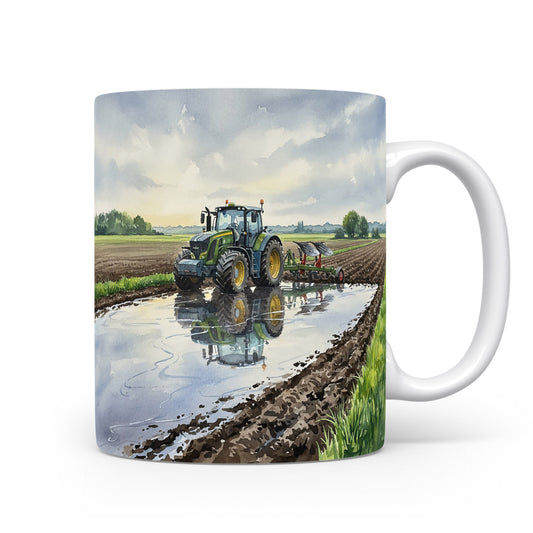 Traktor v zrcadlení louže na poli