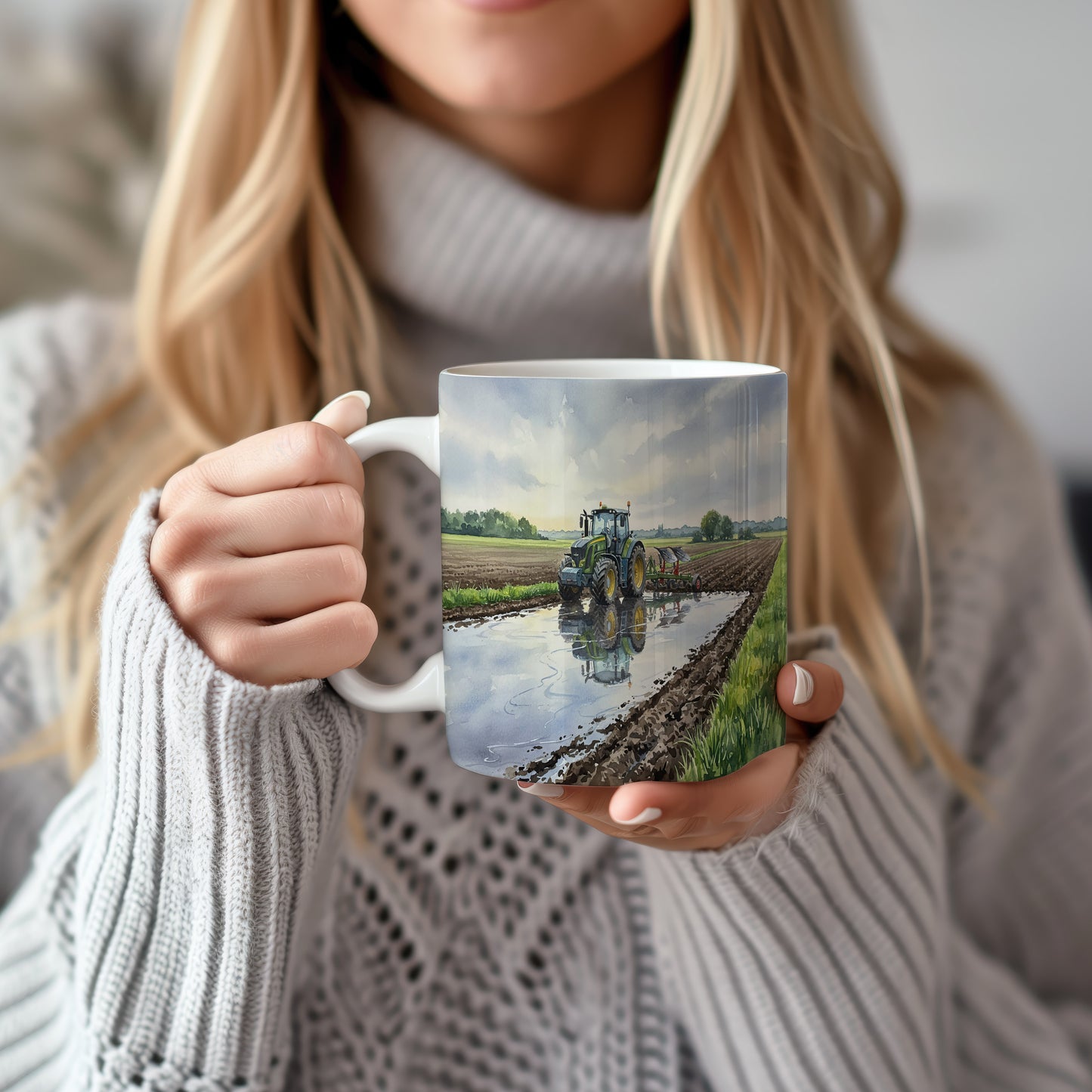 Hrnek s traktorem v zrcadlení louže