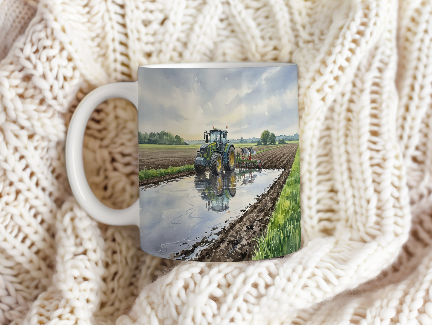 Hrnek s traktorem v zrcadlení louže