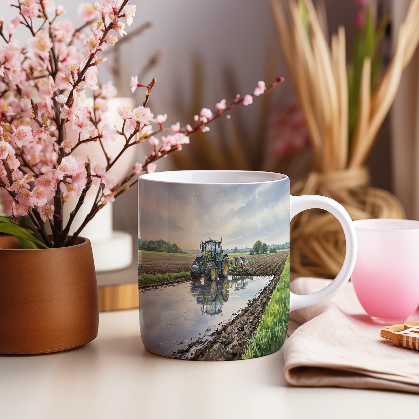 Hrnek s traktorem v zrcadlení louže