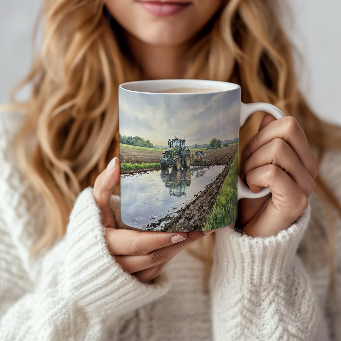 Hrnek s traktorem v zrcadlení louže