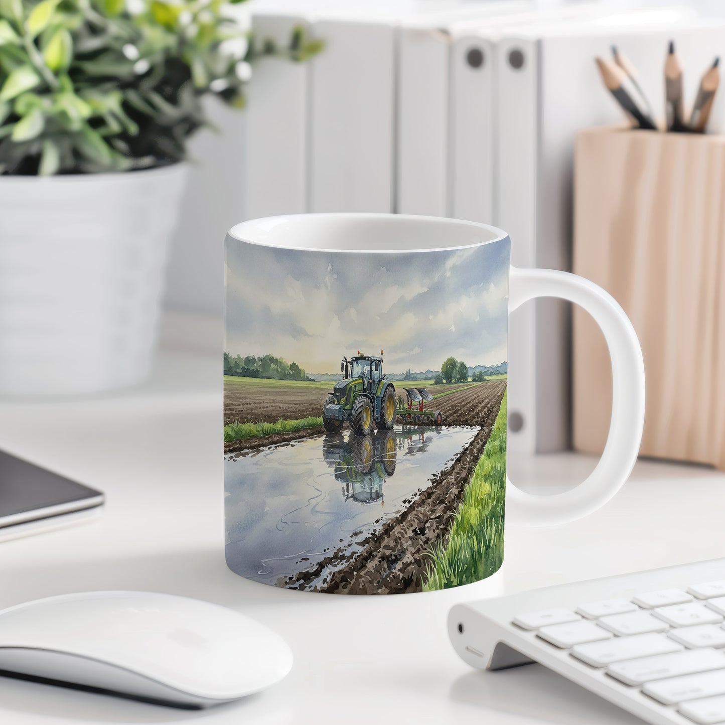 Hrnek s traktorem v zrcadlení louže