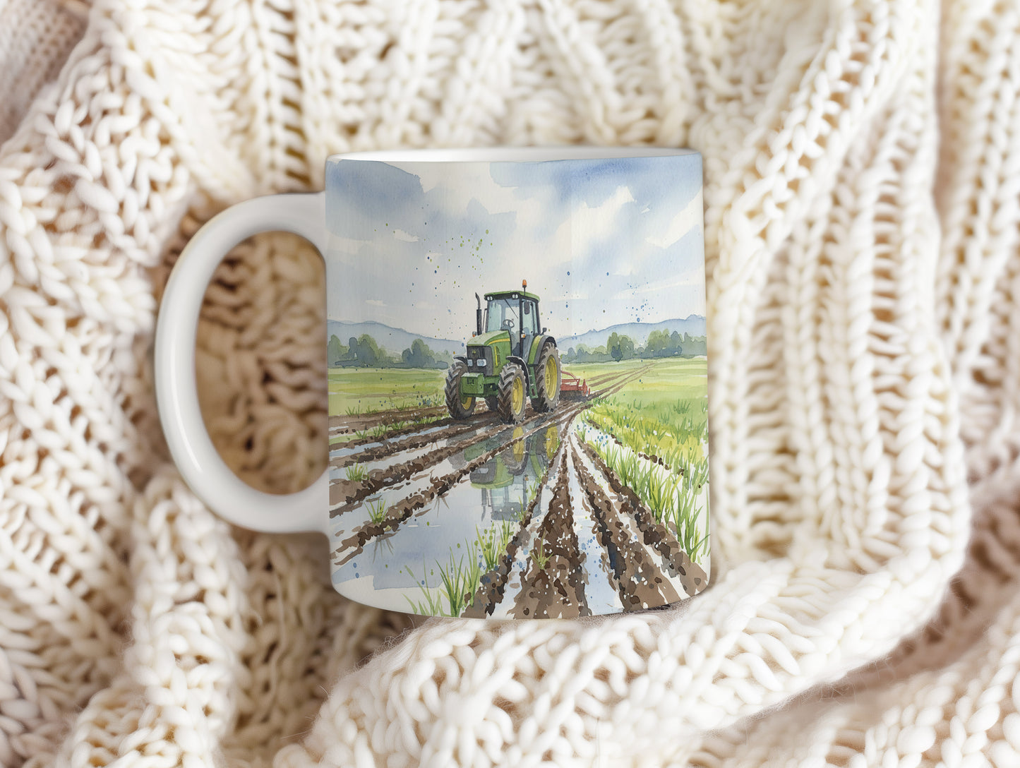 Hrnek s akvarelovým traktorem v přírodě