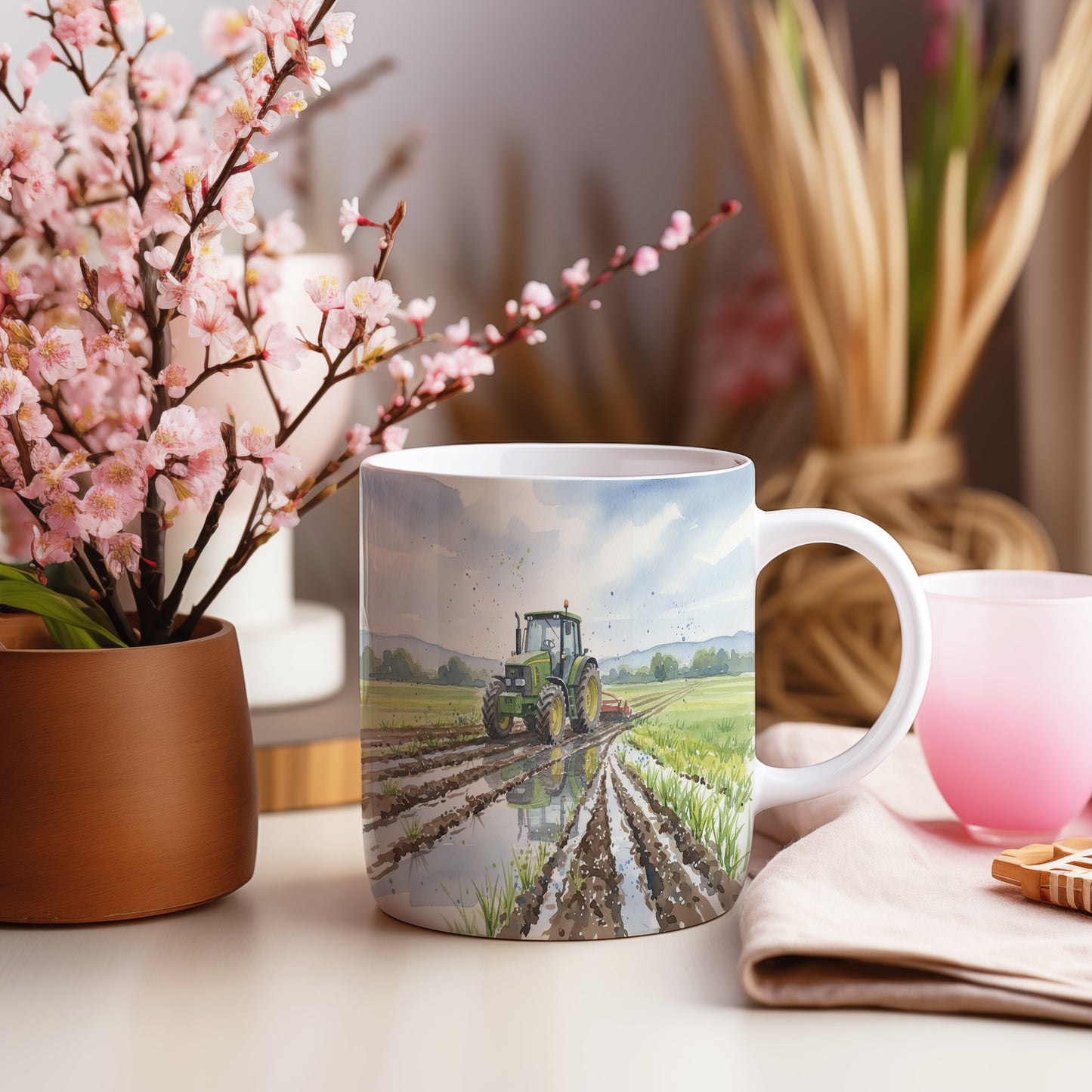 Hrnek s akvarelovým traktorem v přírodě