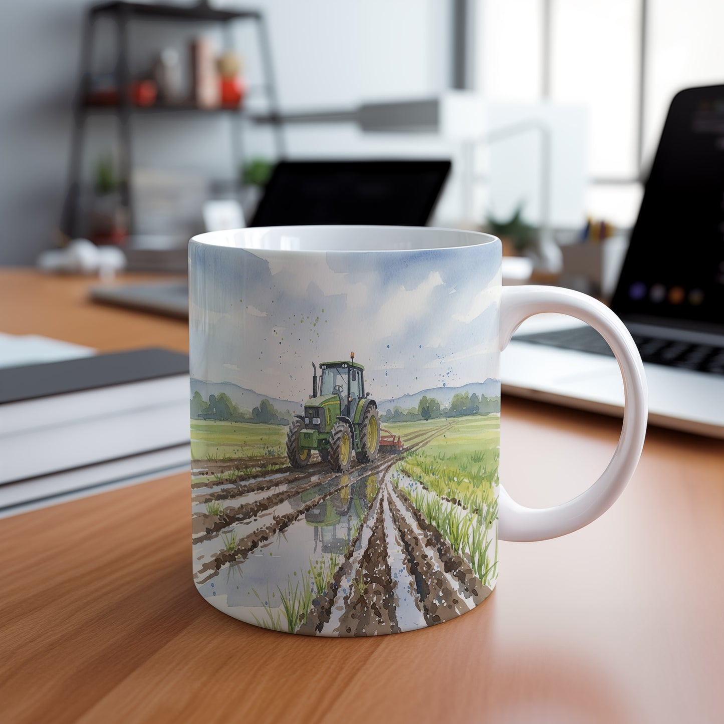 Hrnek s akvarelovým traktorem v přírodě