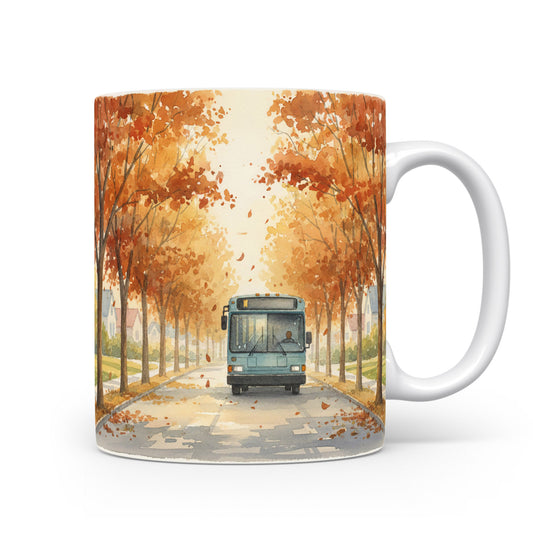 Hrnek s autobusem v podzimní aleji