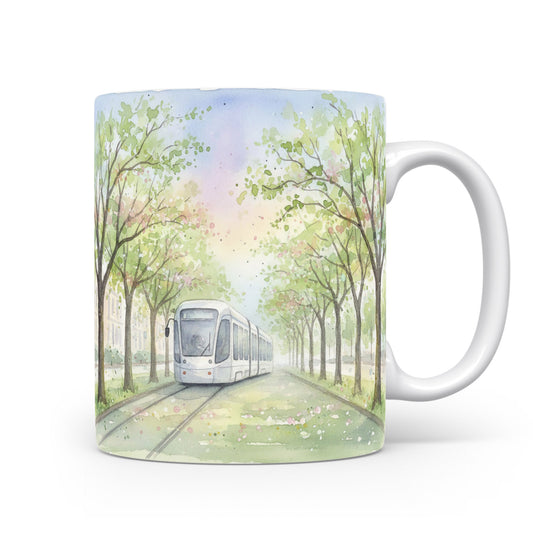 Hrnek s tramvají v jarní aleji