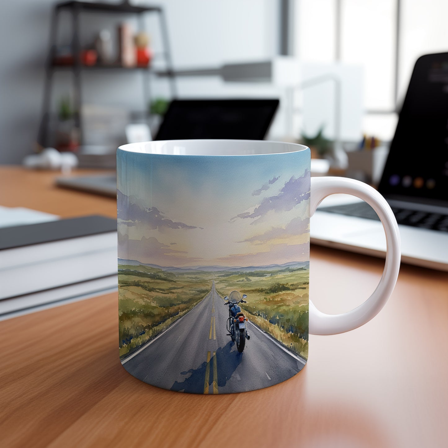 Hrnek s motorkou na dlouhé cestě