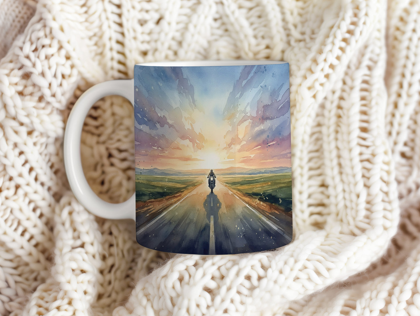 Hrnek s motocyklem v západu slunce