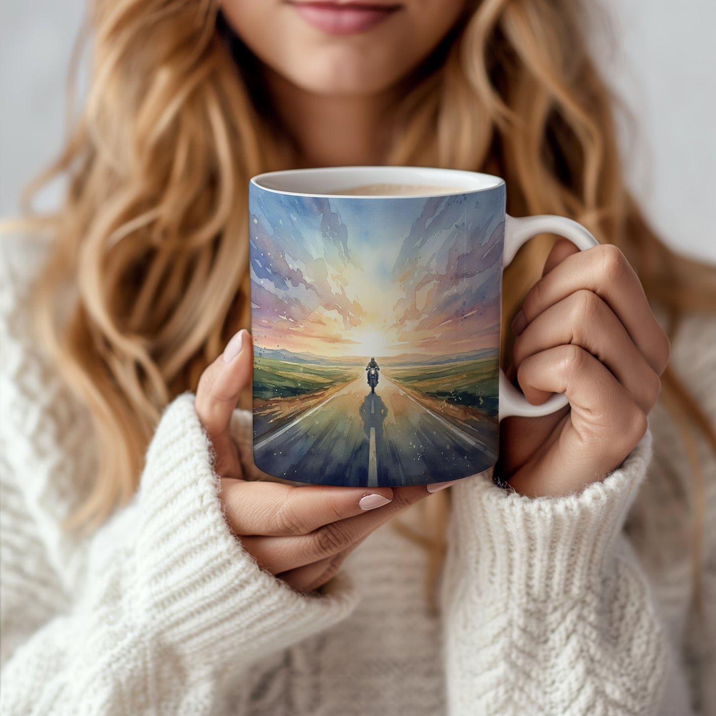 Hrnek s motocyklem v západu slunce