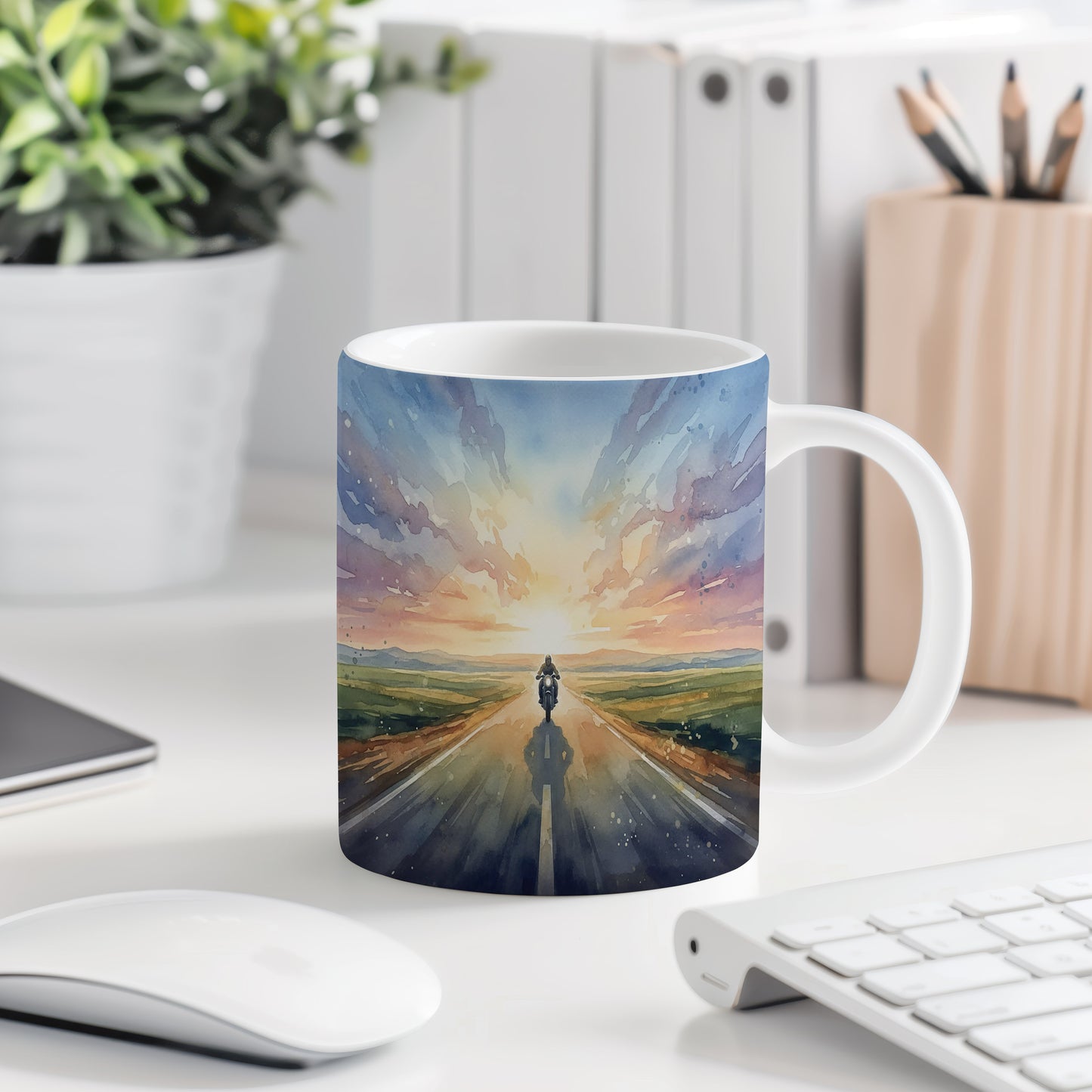 Hrnek s motocyklem v západu slunce